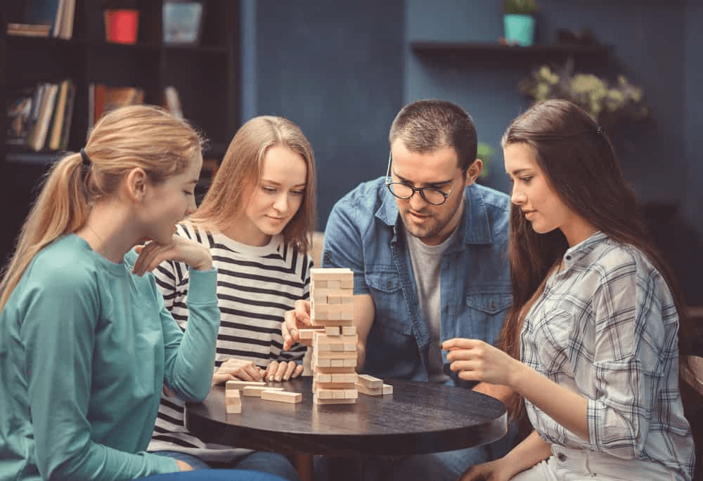 Jenga als Icebreaker-Spiel am Orientierungstag